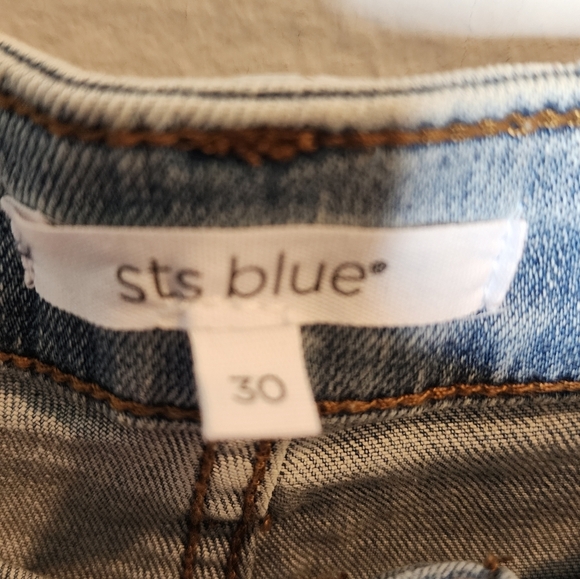 NWT STS Blue Aubrey lightwash distressed stretch denim shorts. Size 30 (10) - Picture 3 of 16